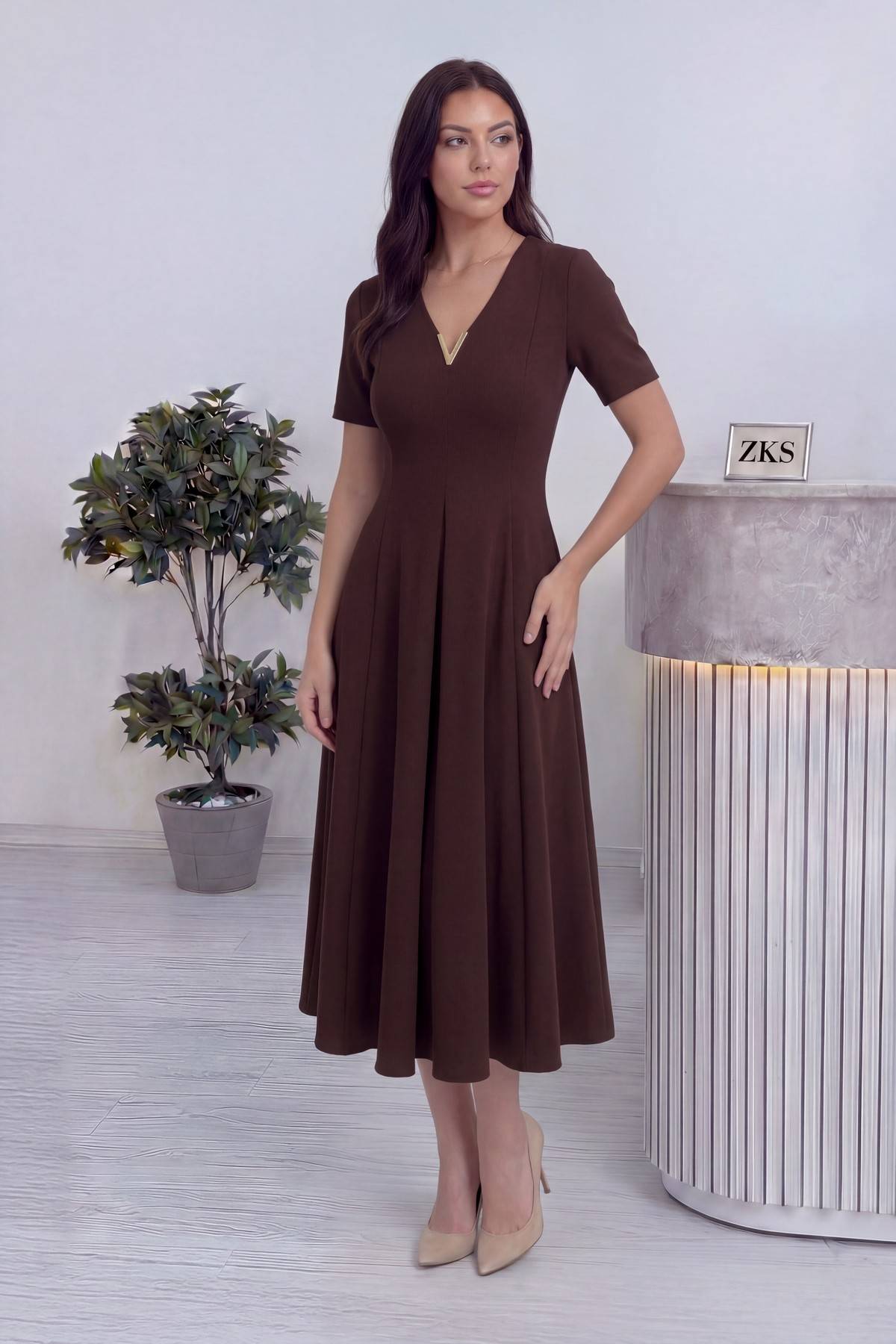 Kahverengi elbise, midi boy önden, kısa kol, v yaka, krep, günlük