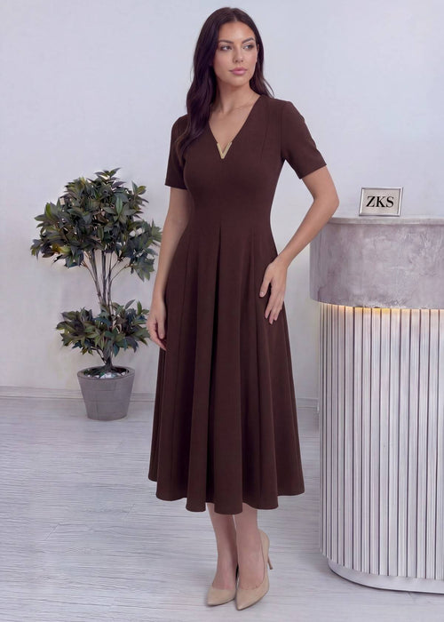 Kahverengi V Yaka Pileli Midi Elbise – Günlük Şık Tasarım