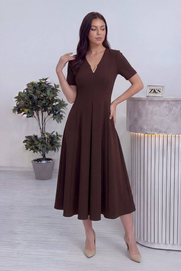 Boydan eli omuzunda detay, pileli kahverengi, kısa kollu midi elbise 
