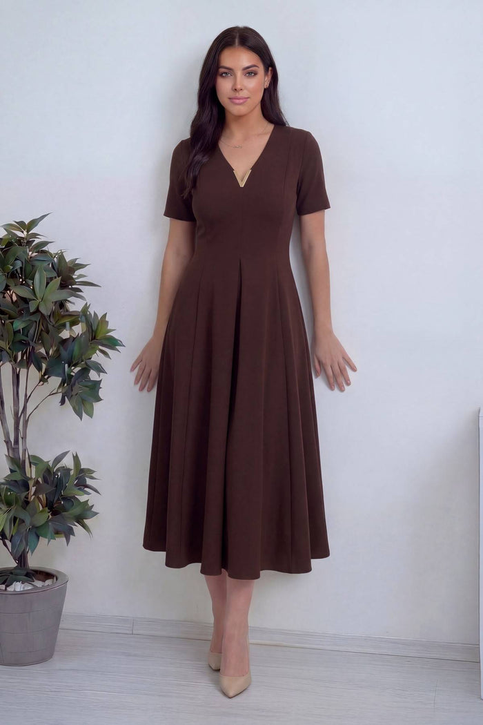 Kısa kollu kahverengi krep yaka aksesuarlı, günlük giyim için elbise kloş