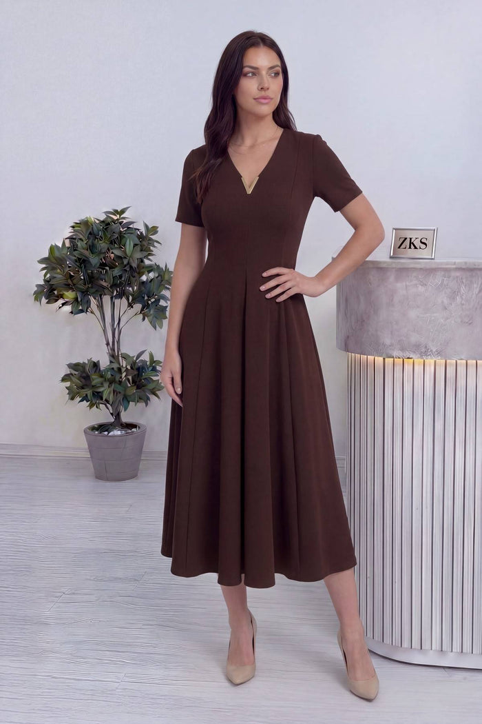 Önden kahverengi kısa kollu v yakalı pileli krep kumaş günlük için elbise