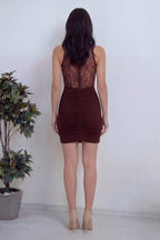 Sırtı dantel detaylı, drapeli kahverengi elbise, arka kısa boy 