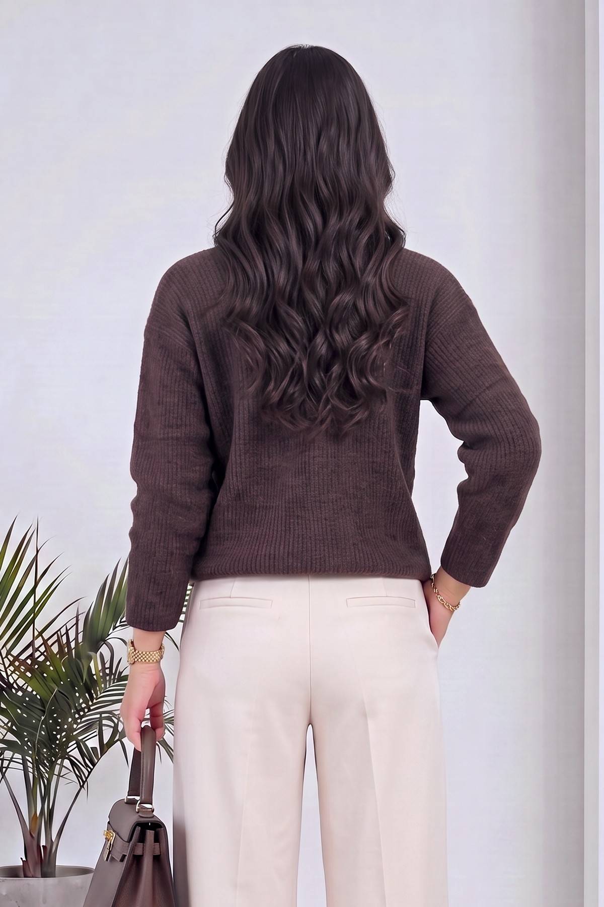The ZKS kahverengi triko hırka, arka görünüm, tam kol, V yaka, modelin saçları açık.