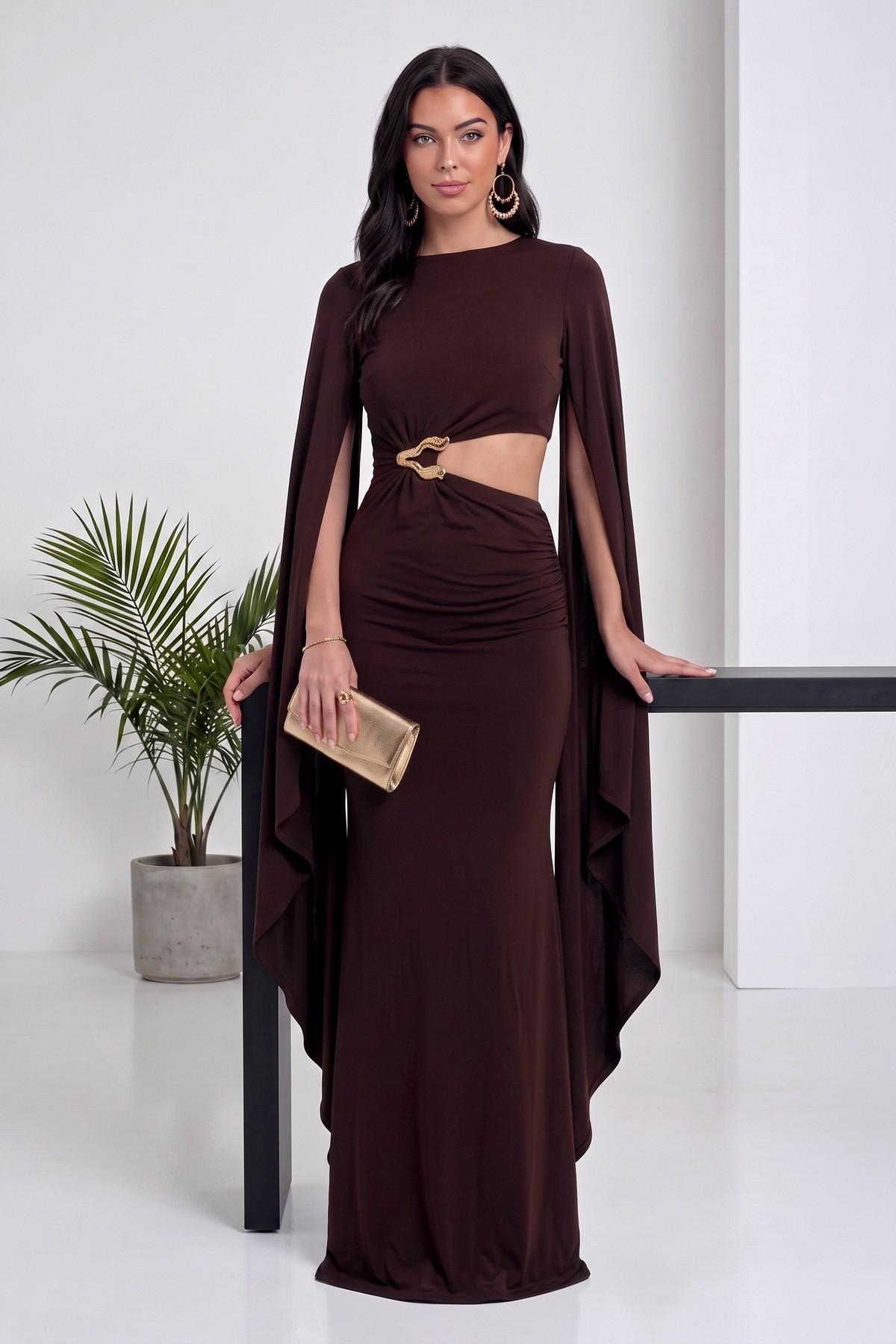 The ZKS kahverengi maxi elbise, bel dekolteli, pelerin kollu ve altın rengi broş detaylıdır.