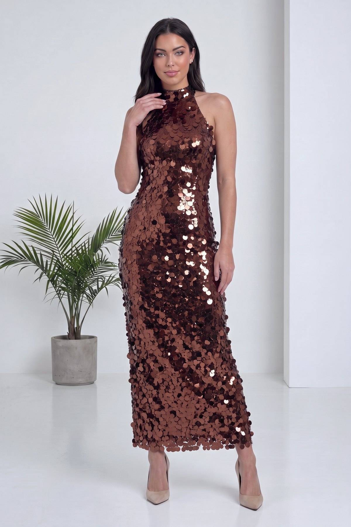 The ZKS Kahverengi Pulpayet Halter Yaka Midi Abiye Elbise ön planda, tam boy
