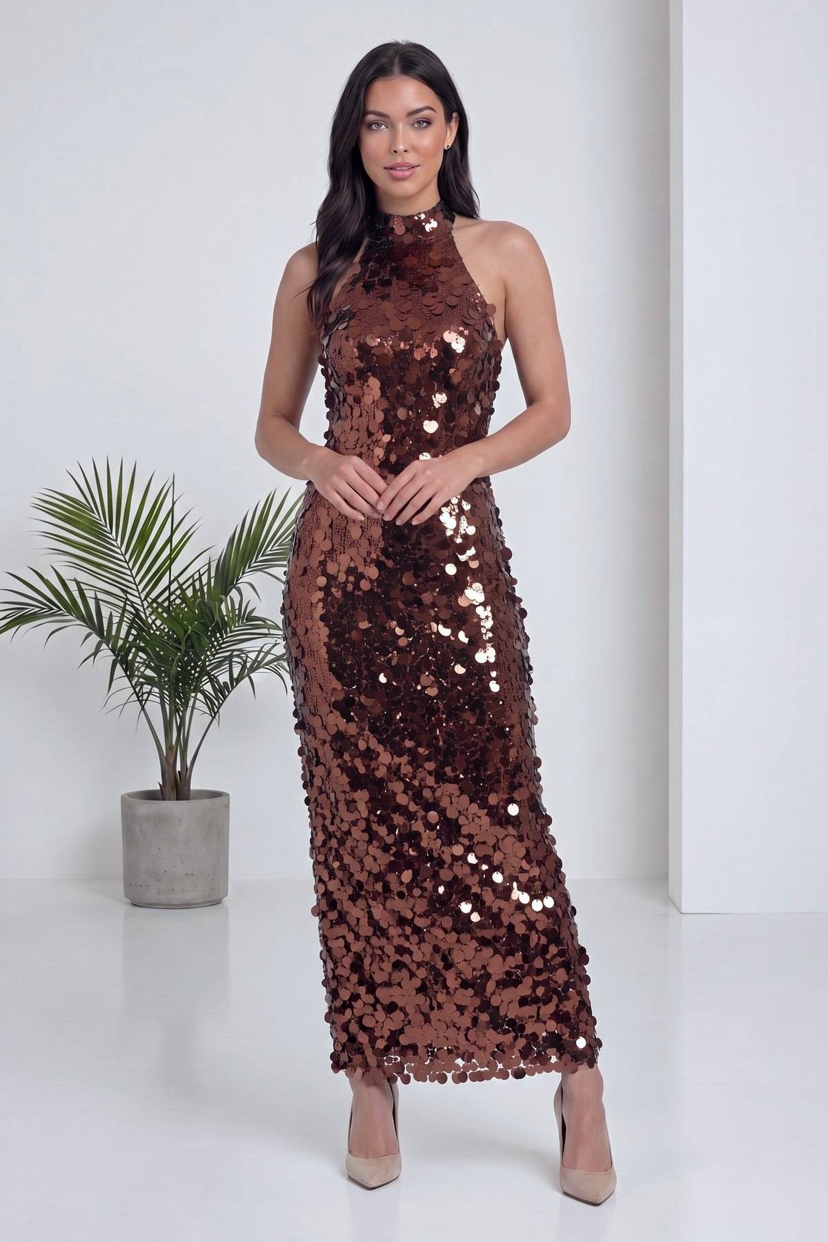 The ZKS Kahverengi Pulpayet Halter Yaka Midi Abiye Elbise tam görünüm, modelin elleri belinde