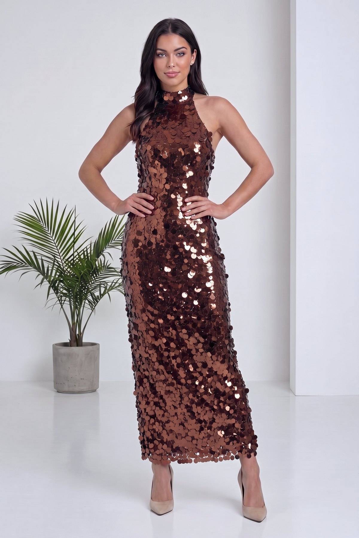 The ZKS Kahverengi Pulpayet Halter Yaka Midi Abiye Elbise tam görünüm, modelin elleri belinde