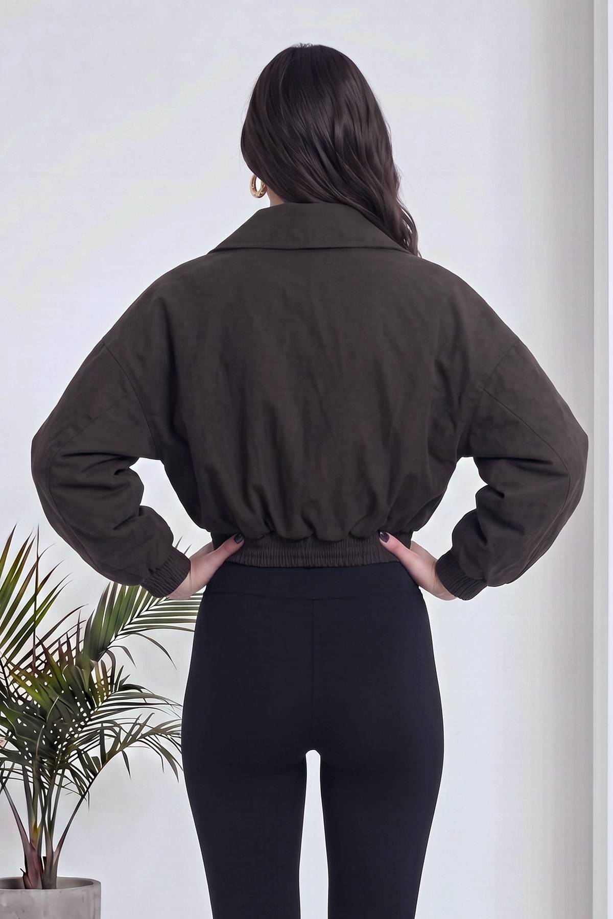 The ZKS şal yaka kemer tokalı crop ceket kahverengi, arka görünüm, modelin elleri belinde