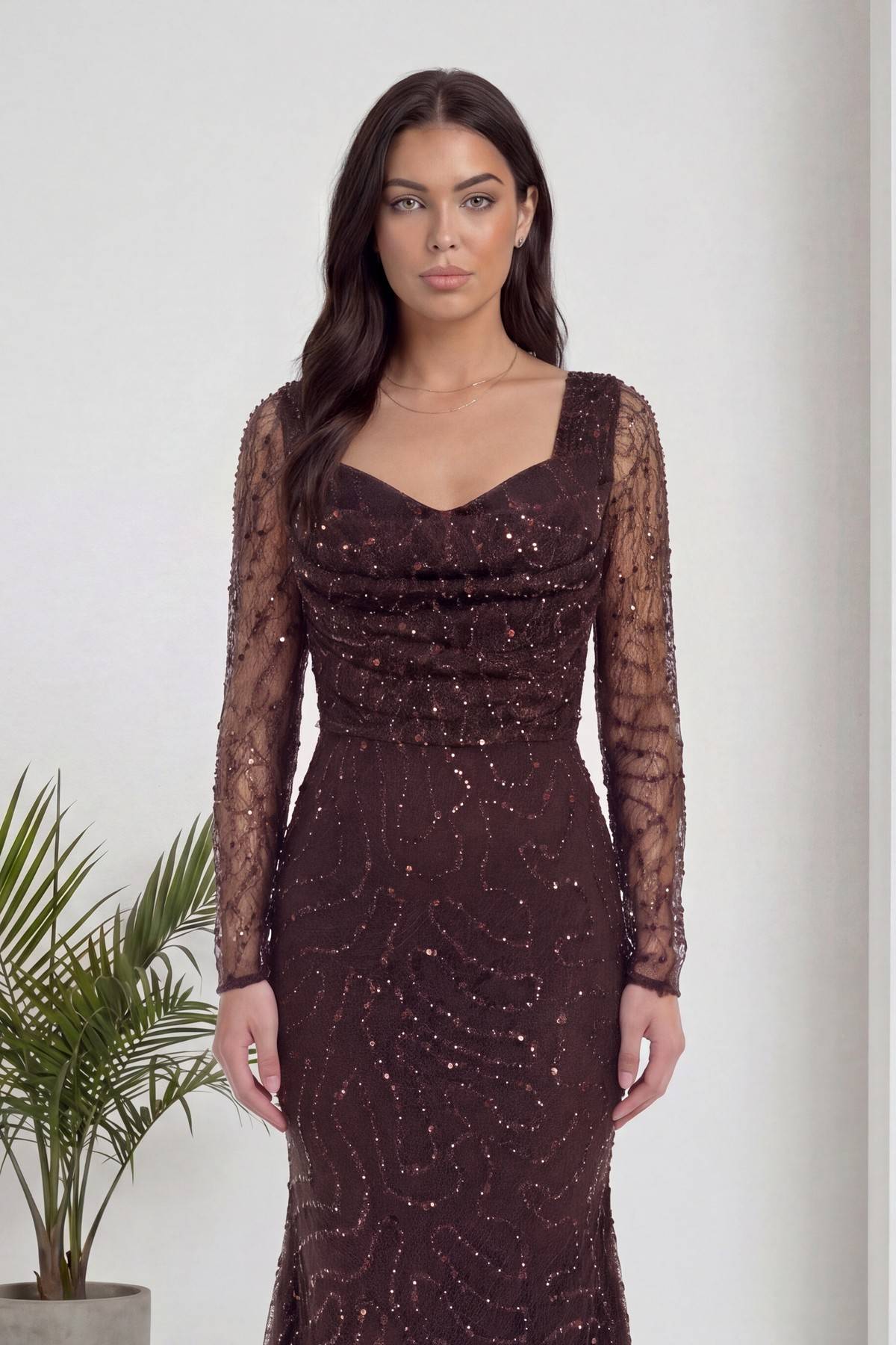 The ZKS kahverengi degaje yaka boncuk işlemeli abiye elbise ön detaylı görünüm