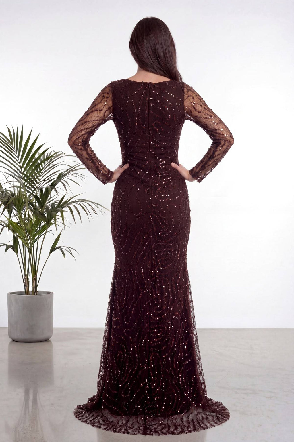 The ZKS kahverengi degaje yaka boncuk işlemeli abiye elbise arka tam görünüm