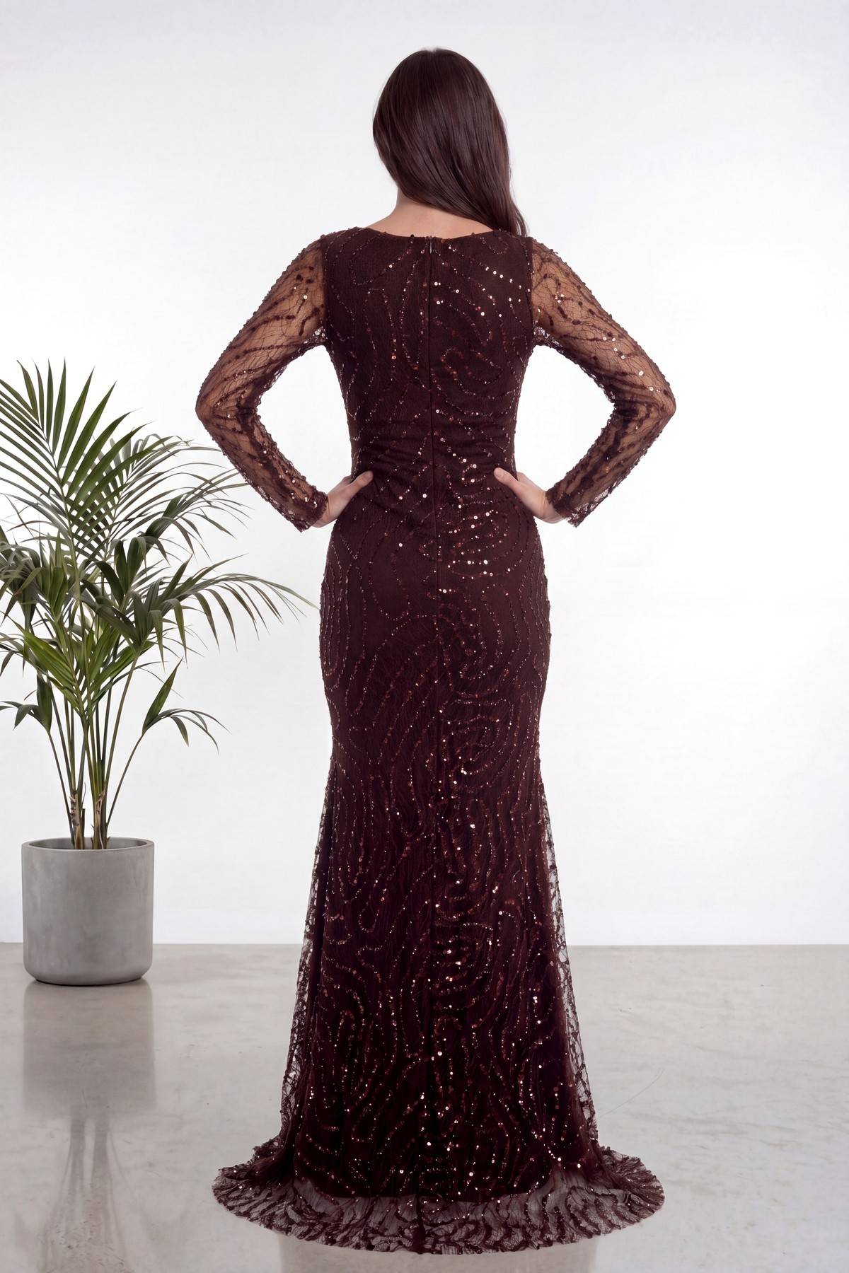 The ZKS kahverengi degaje yaka boncuk işlemeli abiye elbise arka tam görünüm