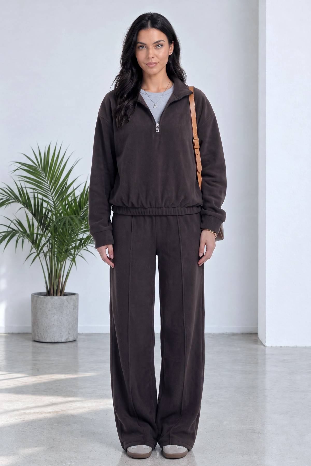 Kahverengi ZKS ikili takımın sweatshirtü ve geniş paça pantolonu tam görünüm