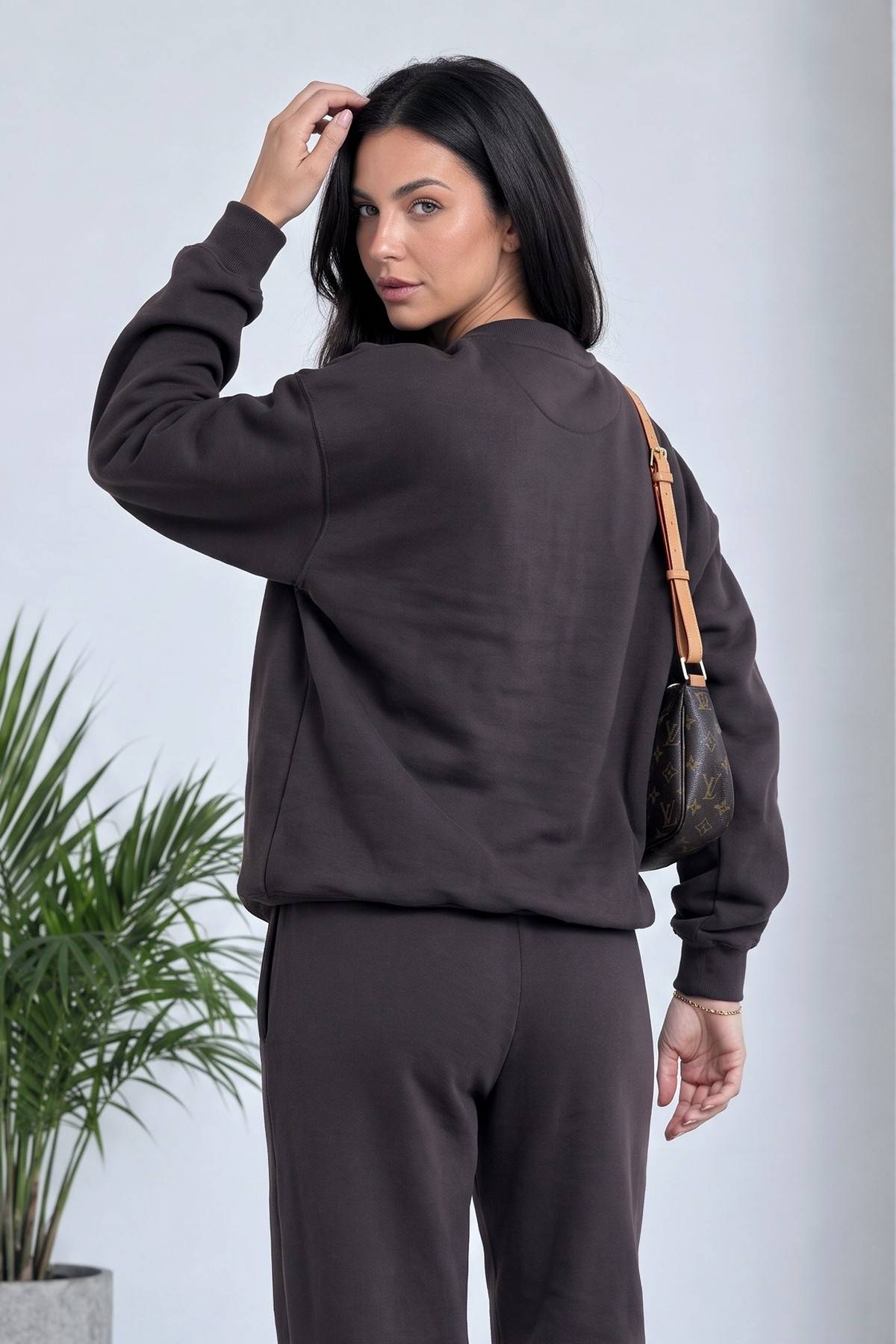 Kahverengi ZKS yarım fermuarlı sweatshirt ve geniş paça pantolonun arka detayı