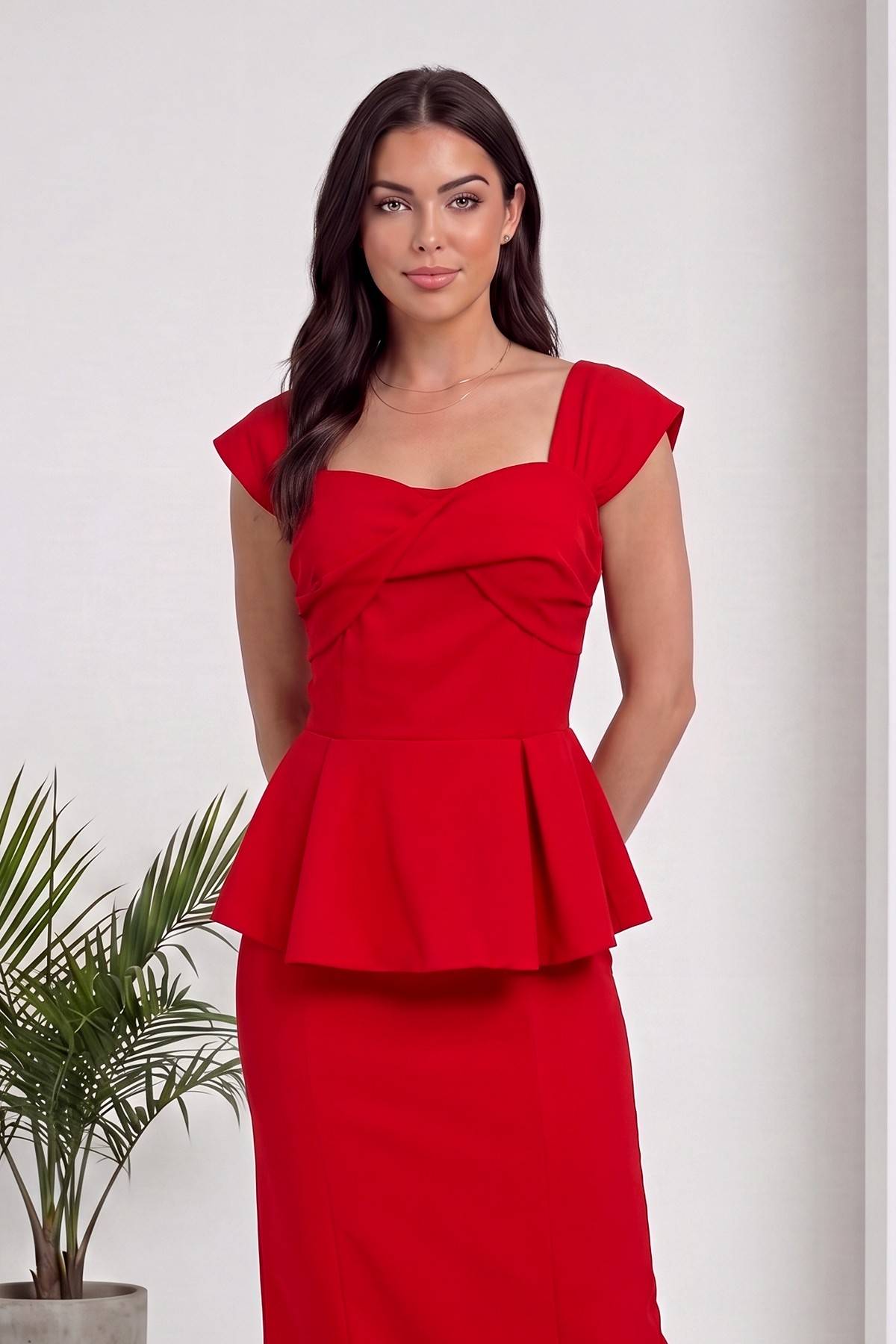 Kırmızı The ZKS peplum etek bluz ikili takım, yandan görünüm, eller arkada