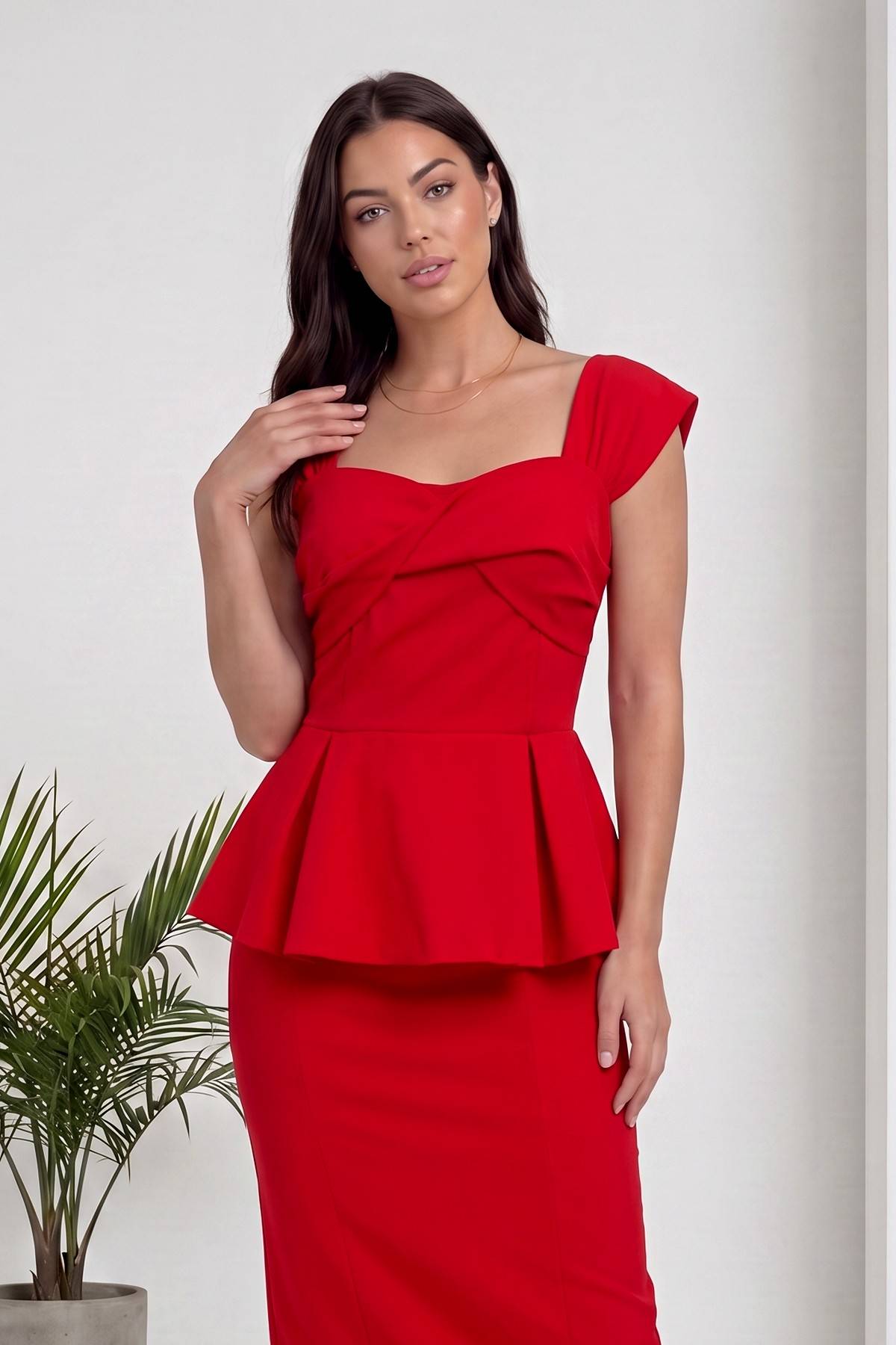 Kırmızı The ZKS peplum etek bluz ikili takım, ön görünüm, omuz detayına dokunuyor