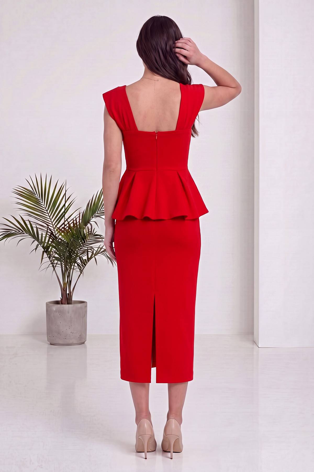 Kırmızı The ZKS peplum etek bluz ikili takım, arka görünüm, kare yaka ve fermuar detayı