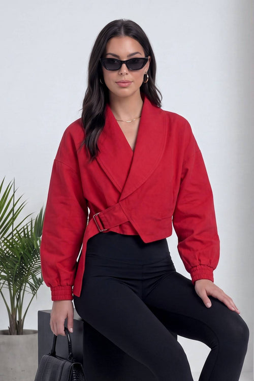 Kırmızı ZKS crop ceket, şal yaka, kemer tokalı, önden görünüm, modelin elinde çanta var