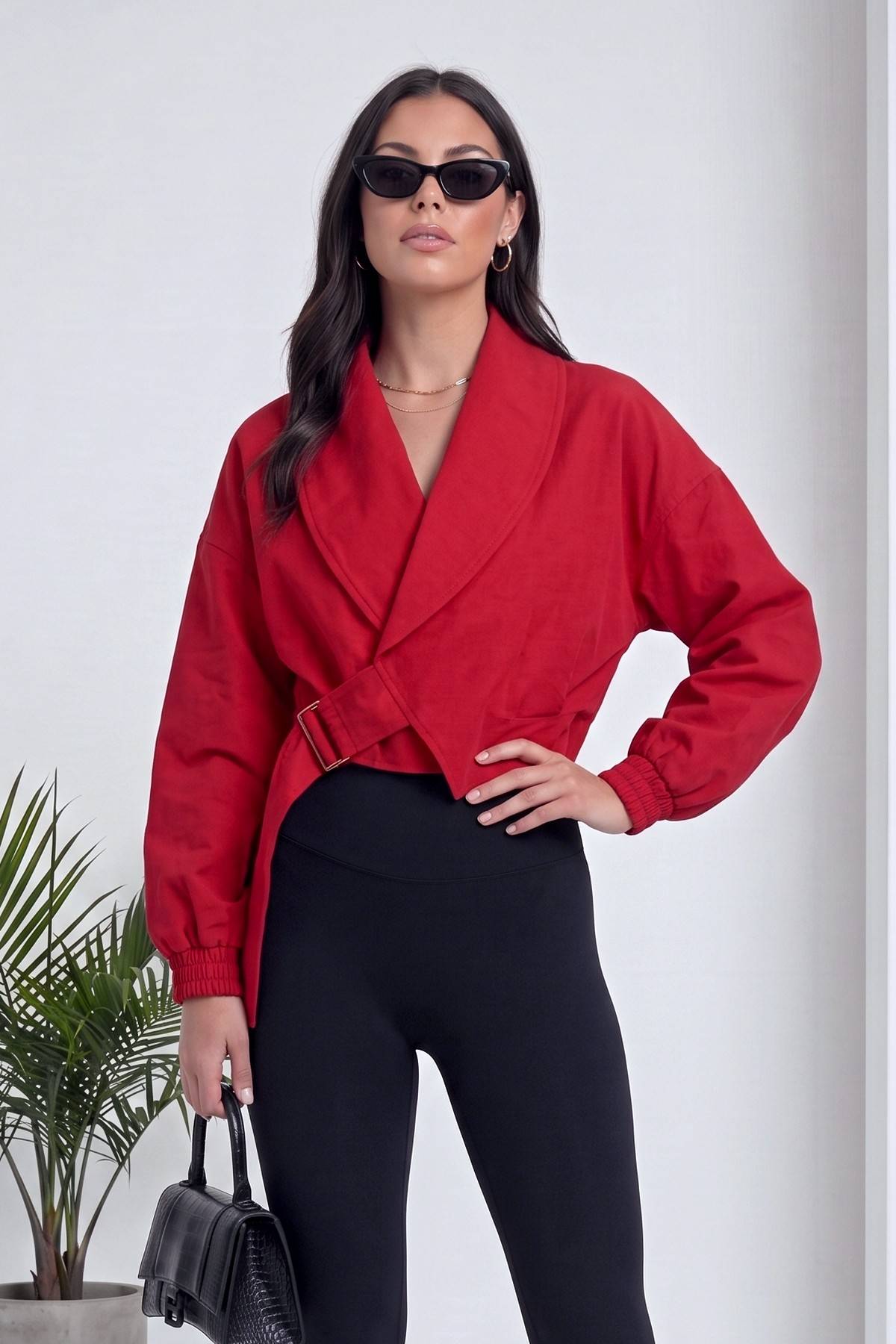 Kırmızı ZKS crop ceket, şal yaka, kemer tokalı, ön detay, model elini beline koymuş