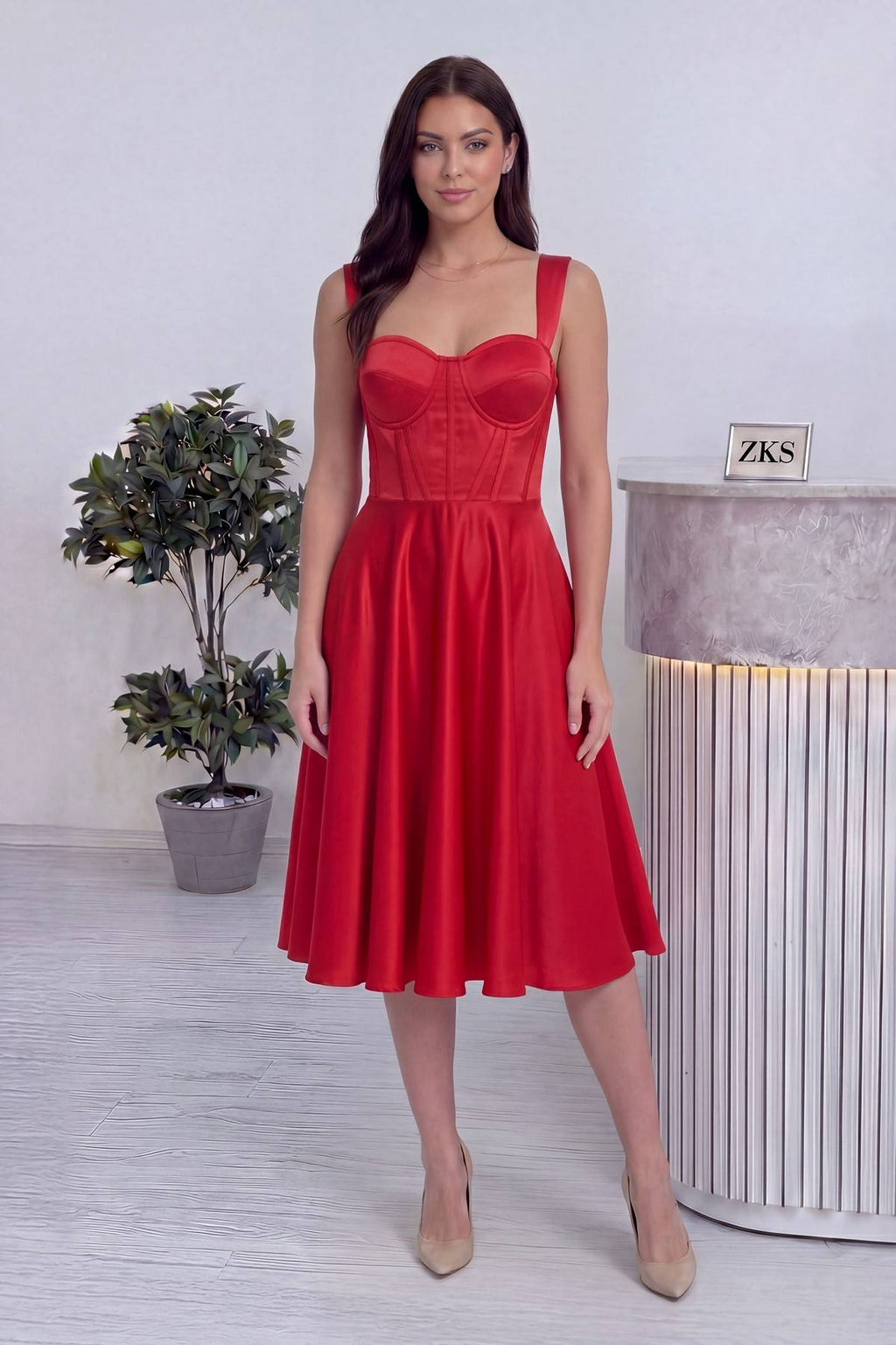 ZKS markalı kırmızı saten midi boy abiye elbise, korsaj detaylı üst ve gloplu etekli ön görünüm.