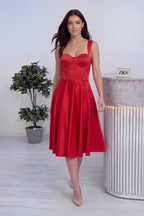 ZKS kırmızı saten midi boy elbise, model yürürken eteklerinin dalgalanmasını gösteren yan görünüm.