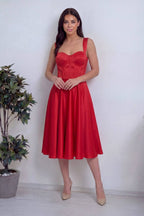 ZKS kırmızı saten midi boy elbise, modelin elleri önünde birleşmiş şekilde duran tam boy ön görünüm.