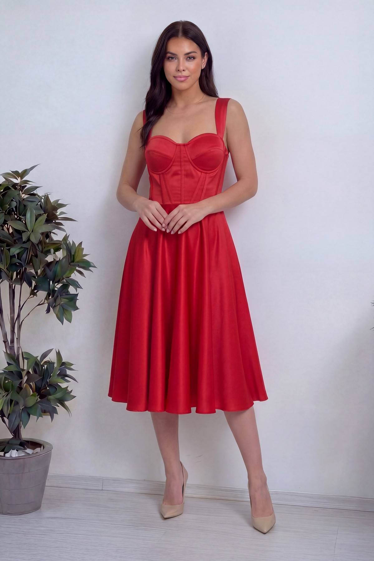 ZKS kırmızı saten midi boy elbise, modelin elleri önünde birleşmiş şekilde duran tam boy ön görünüm.
