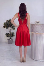 ZKS kırmızı saten midi boy abiye elbisenin arkadan görünümü, ipli bağlama detaylı korsaj ve gloplu etek.