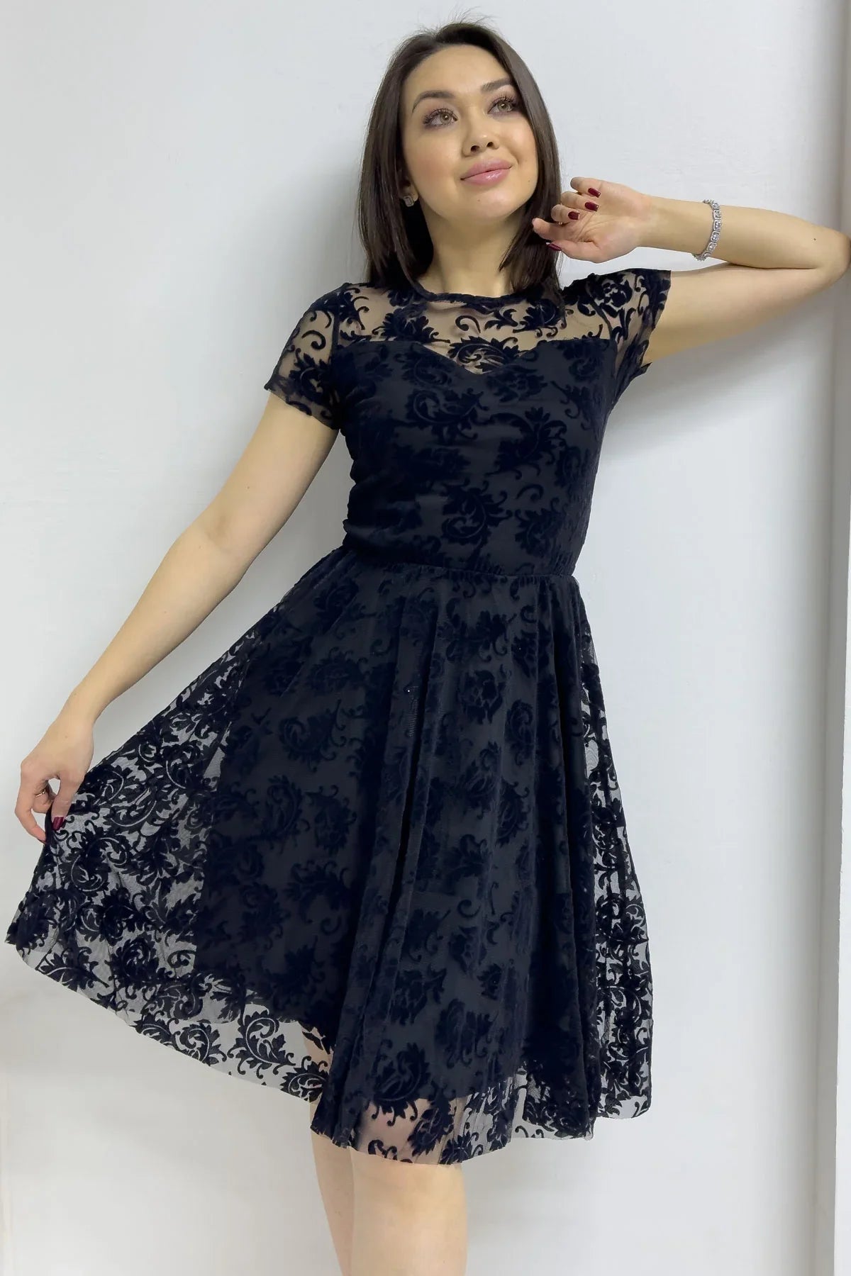 Siyah Kısa Kol Kloş Flok Elbise

