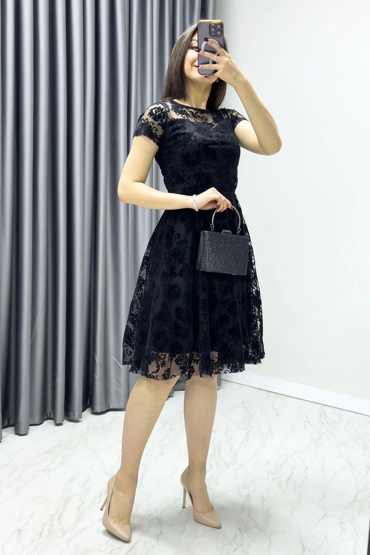 Siyah Kısa Kol Kloş Flok Elbise

