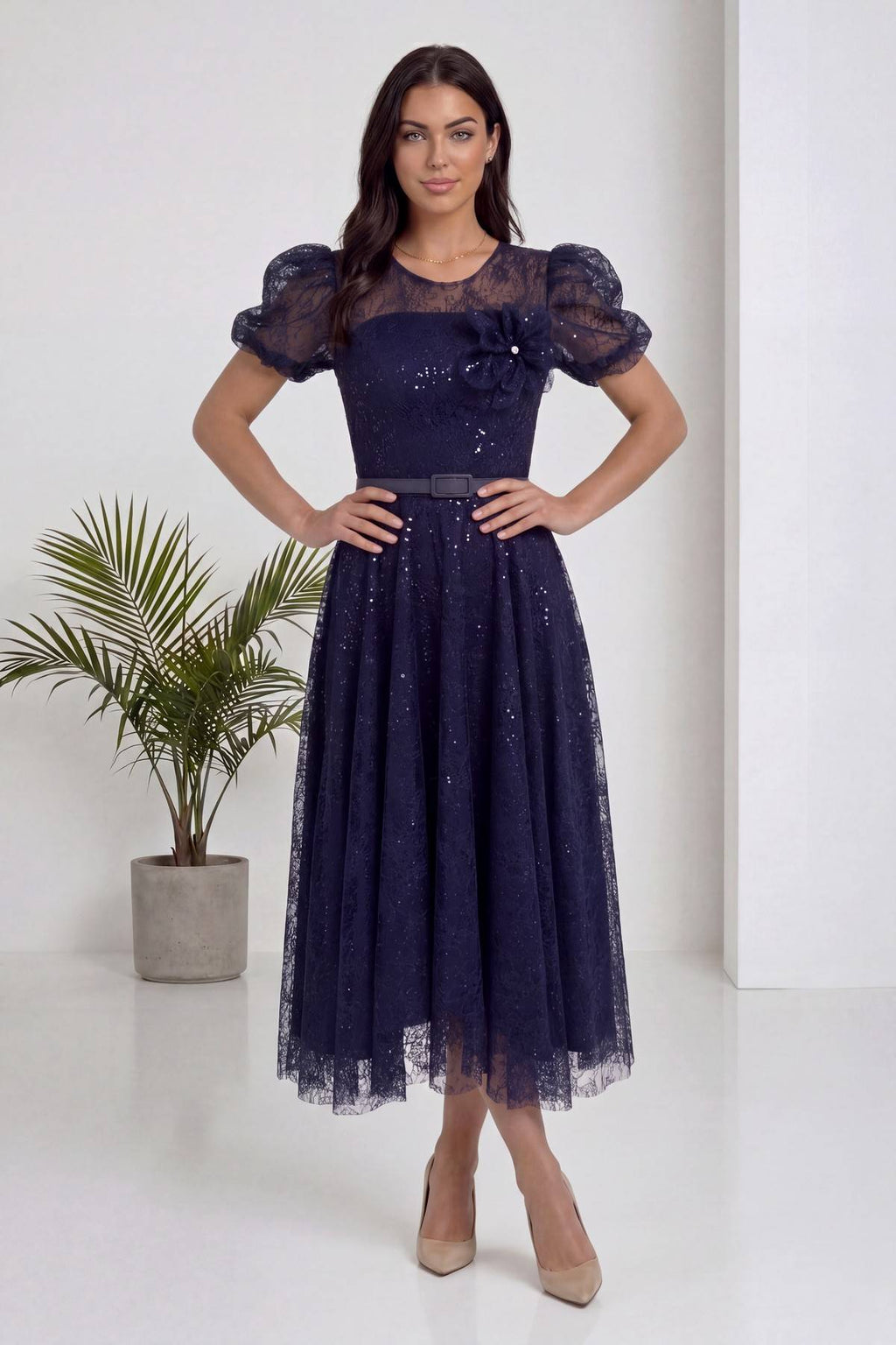 The ZKS lacivert dantel midi abiye elbise, balon kollu ve çiçek aksesuarlı, ön görünüm.