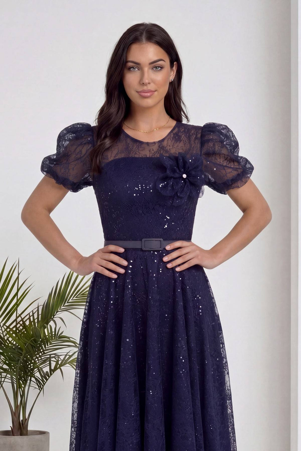 Lacivert dantel midi abiye elbise, şeffaf üst beden ve çiçek broş detayıyla önden görünüm.