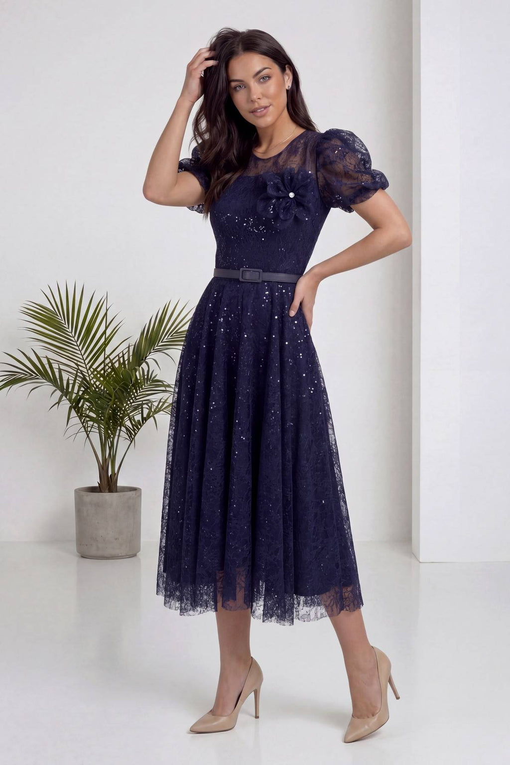 The ZKS lacivert abiye elbise, balon kollu, belinde kemer ve parıltılı dantel kumaşla önden görünüm.