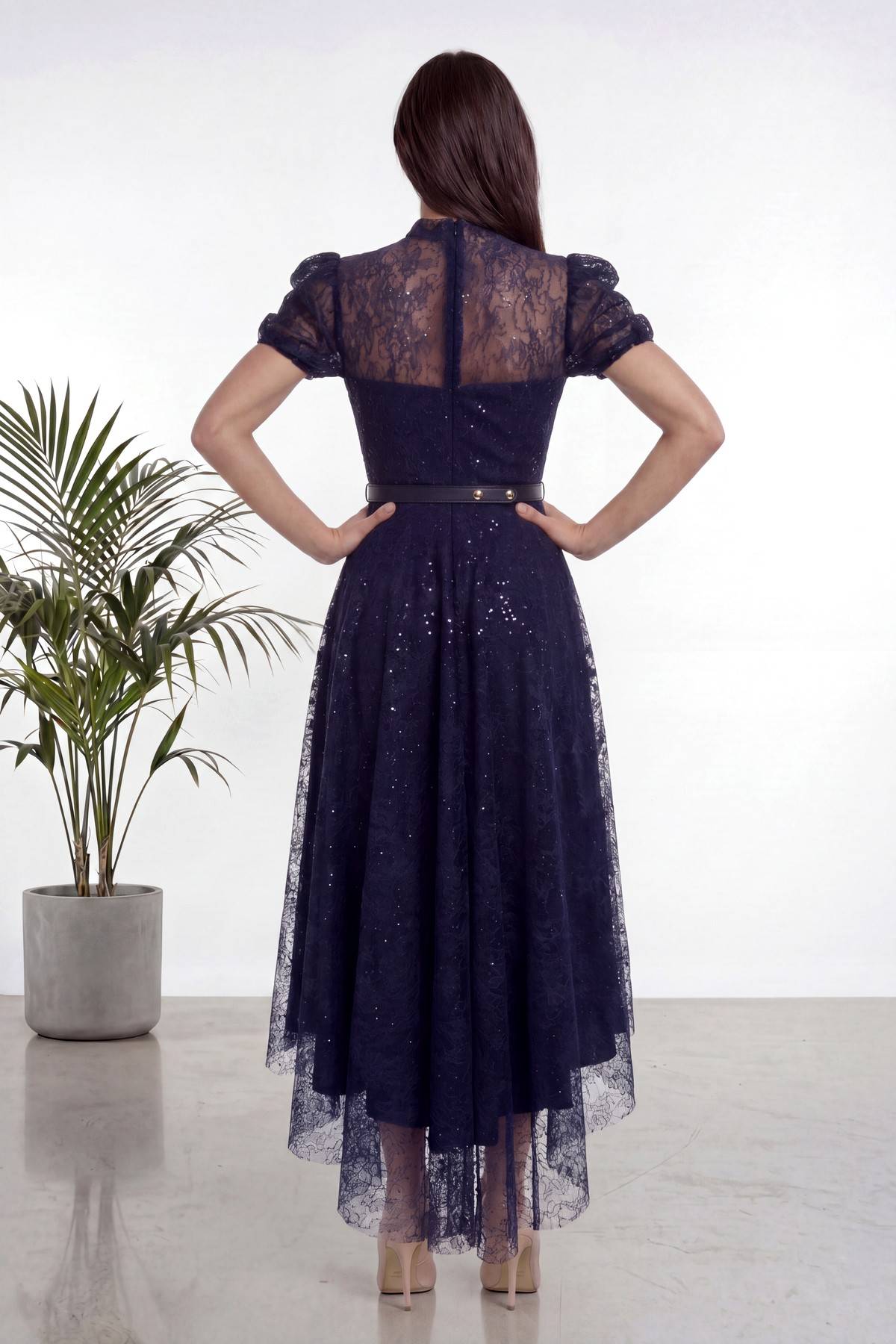 The ZKS lacivert dantel midi abiye elbise, balon kollu ve çiçek aksesuarlı, arka görünüm.