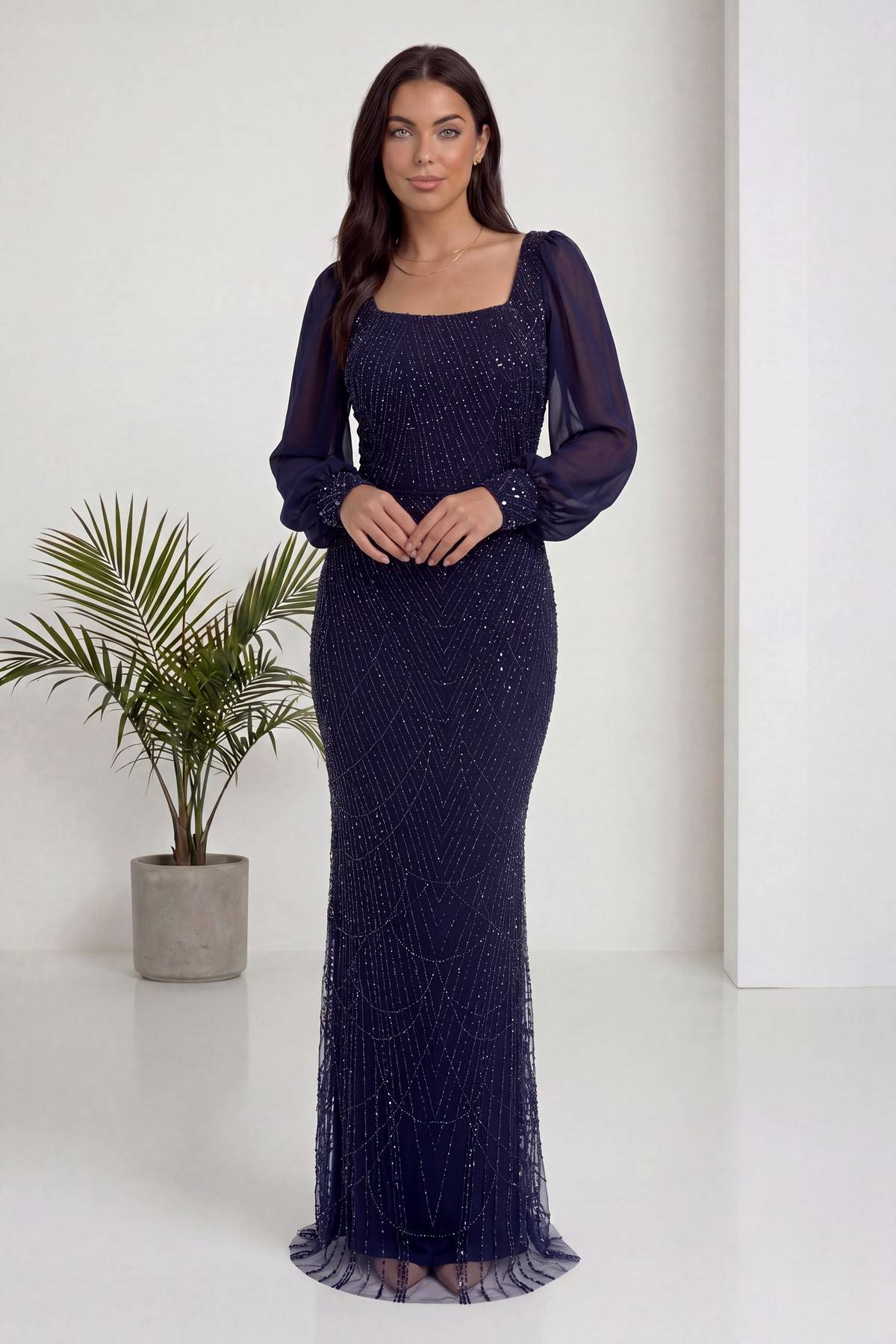 Lacivert kare yaka şifon kollu, balık kesim, tam boy işlemeli abiye elbise ön görünüm