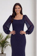 Lacivert kare yaka şifon kollu, balık kesim, işlemeli abiye elbise kollarını iki yana açmış gülümserken