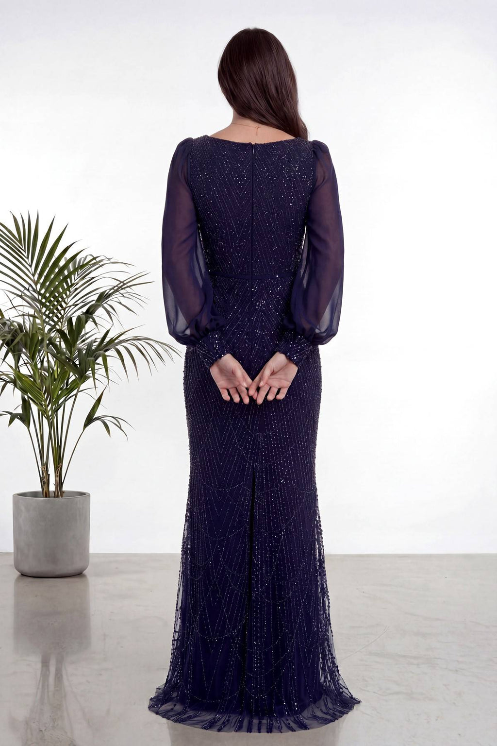 Lacivert kare yaka şifon kollu, balık kesim, işlemeli abiye elbise arka görünüm elleri arkada bağlı