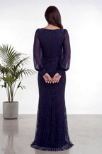 Lacivert kare yaka şifon kollu, balık kesim, işlemeli abiye elbise arka görünüm elleri arkada bağlı