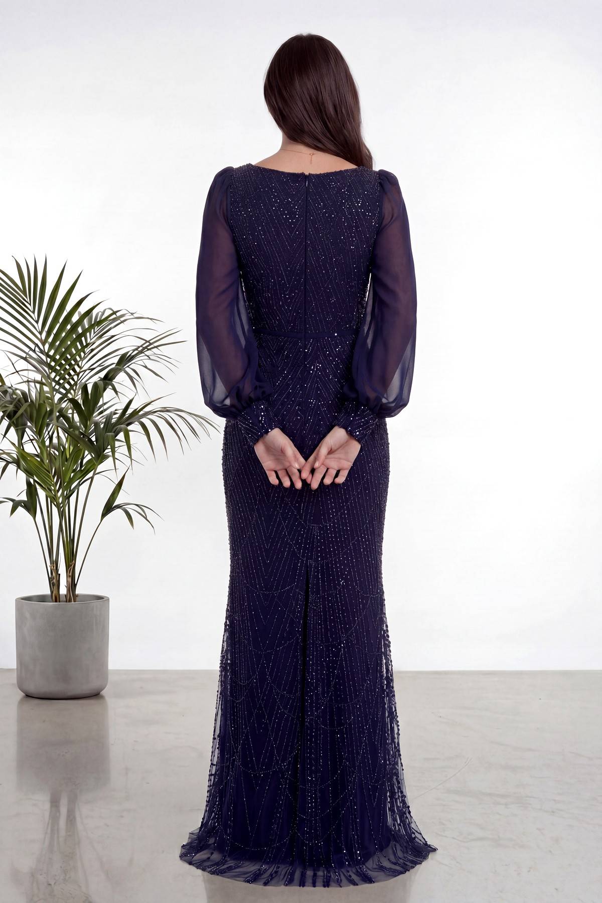 Lacivert kare yaka şifon kollu, balık kesim, işlemeli abiye elbise arka görünüm elleri arkada bağlı