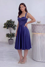 The ZKS lacivert saten midi boy gloplu askılı abiye elbise duruş detayı