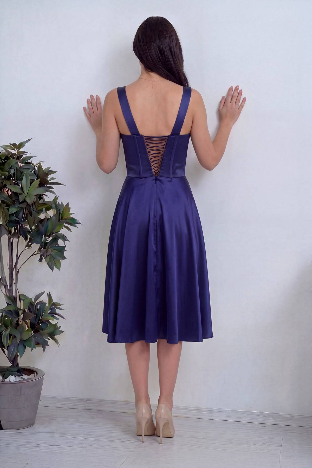 The ZKS lacivert saten midi boy gloplu askılı abiye elbise arka görünüm bağcık detayı
