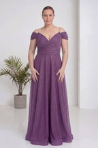 Büyük beden lila kruvaze abiye elbise, omuzları açık, V yaka, parıltılı kumaş