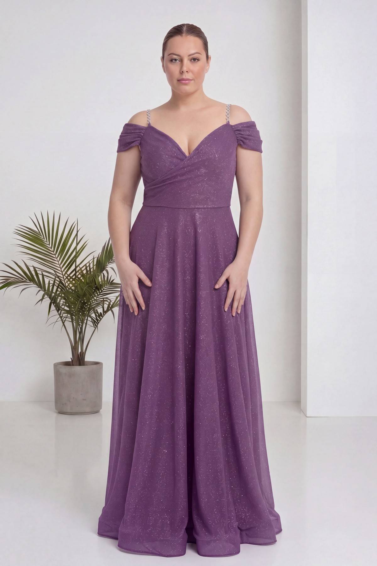 Büyük beden lila kruvaze abiye elbise, omuzları açık, V yaka, parıltılı kumaş