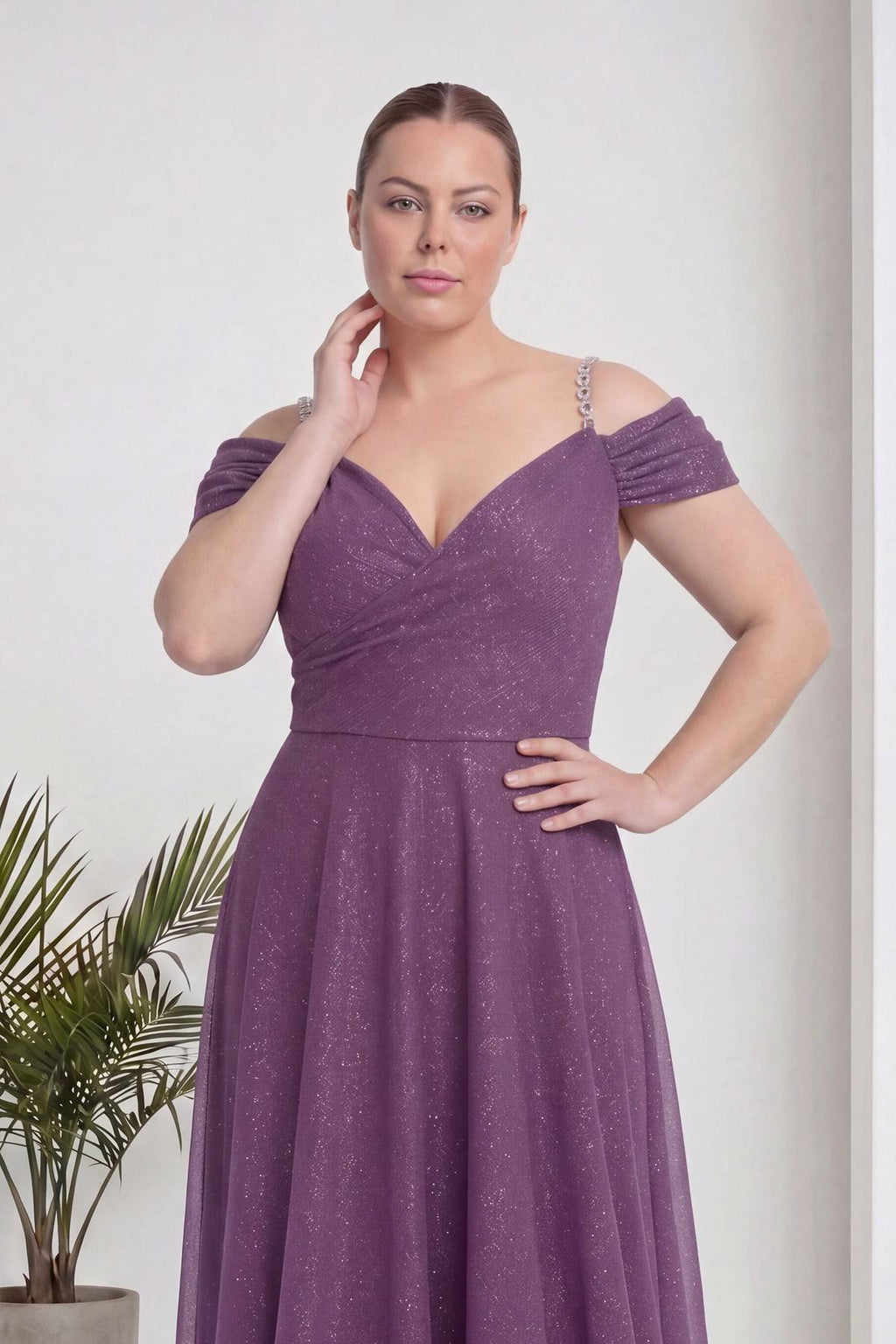 Büyük beden lila kruvaze abiye elbise, omuzları açık, V yaka, zincir askı detayı