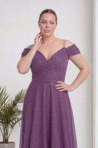 Büyük beden lila kruvaze abiye elbise, omuzları açık, V yaka, zincir askı detayı