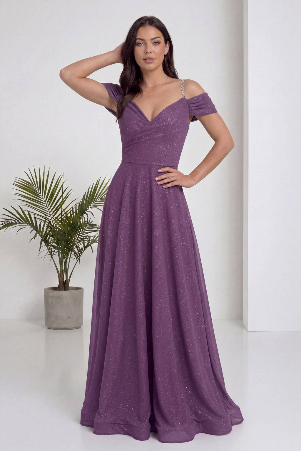 Lila kruvaze abiye elbise, omuzları açık, V yaka, zincir askı detayı, zarif duruş
