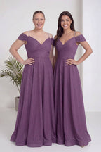 İki farklı modelin giydiği lila kruvaze abiye elbise, omuzları açık, V yaka