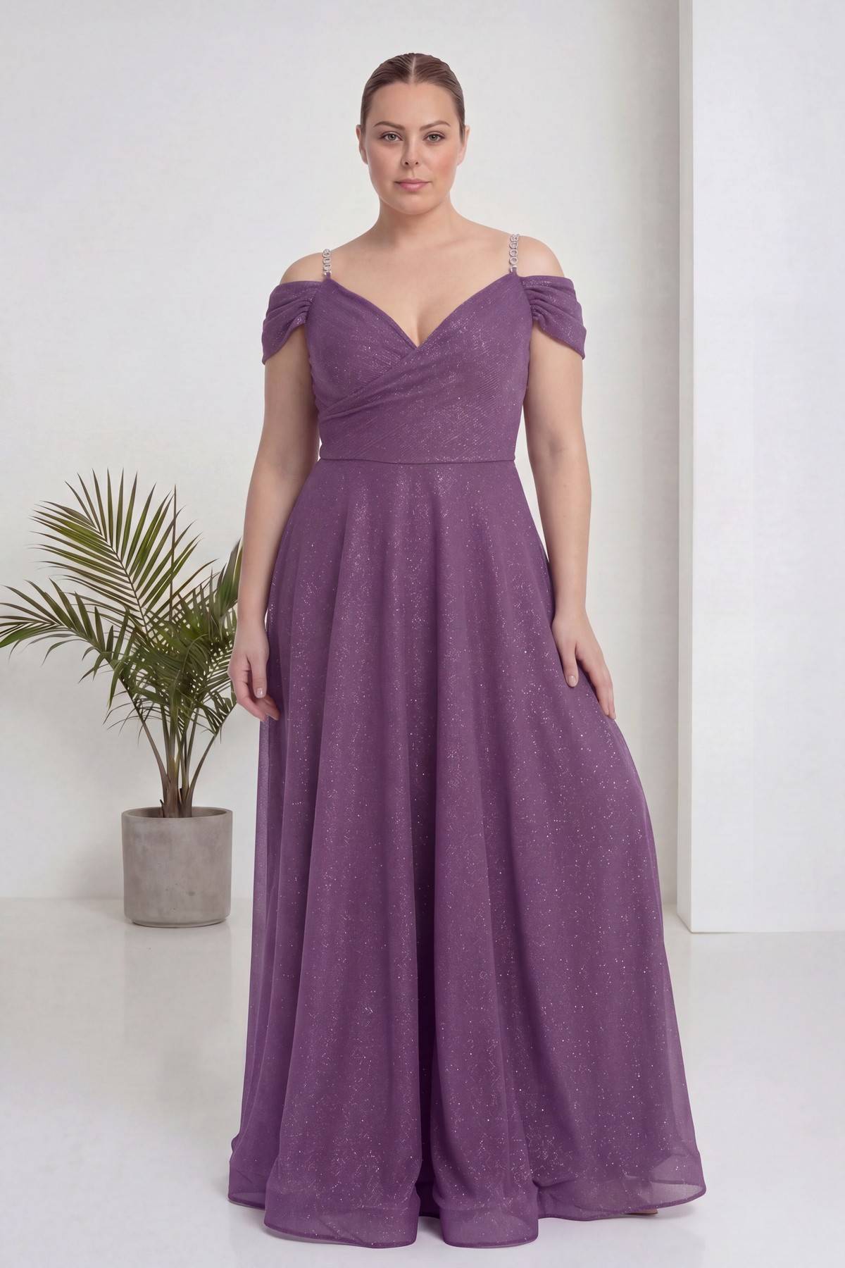Büyük beden lila kruvaze abiye elbise, omuzları açık, V yaka, tam görünüm