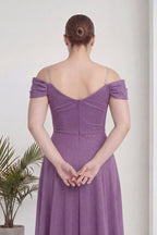 Büyük beden lila kruvaze abiye elbisenin arkadan görünümü, omuzları açık, V yaka, zincir askı detayı