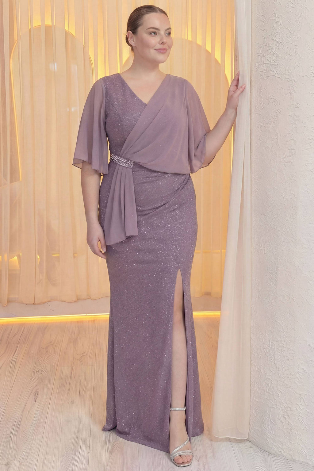 The ZKS lila şifon kol abiye elbise, zarif drapeli ön kısmı ve taşlı kemer detayıyla önden çekim