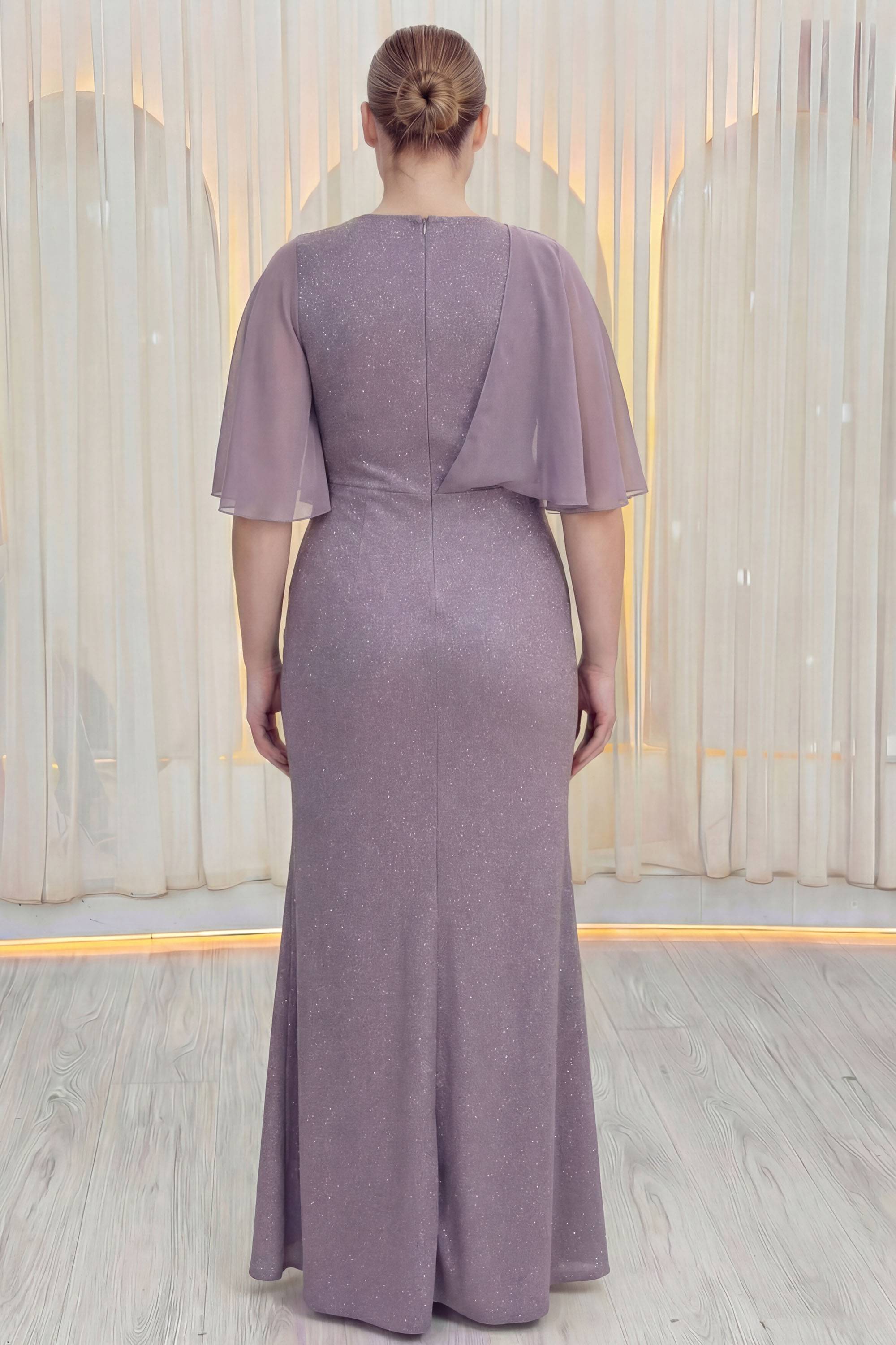 The ZKS lila büyük beden abiye elbisenin arkadan görünümü, şifon kollar ve vücuda oturan kesim